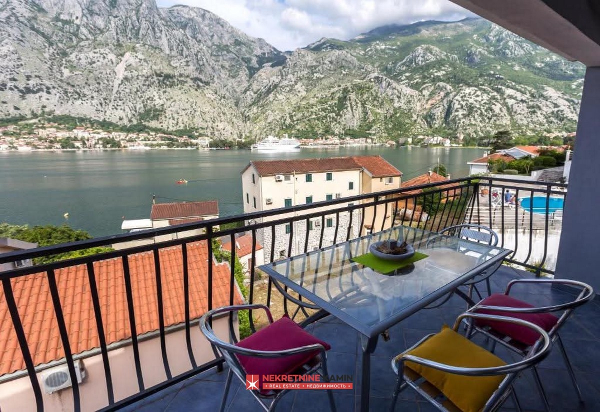 Three-Bedroom Duplex with Views of the Sea and the Old Town, Muo, Kotor